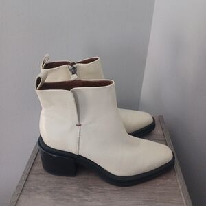 Lk NEW Franco Sarto Dalden Cream Leather Block Heel Boots Sz 5.5
